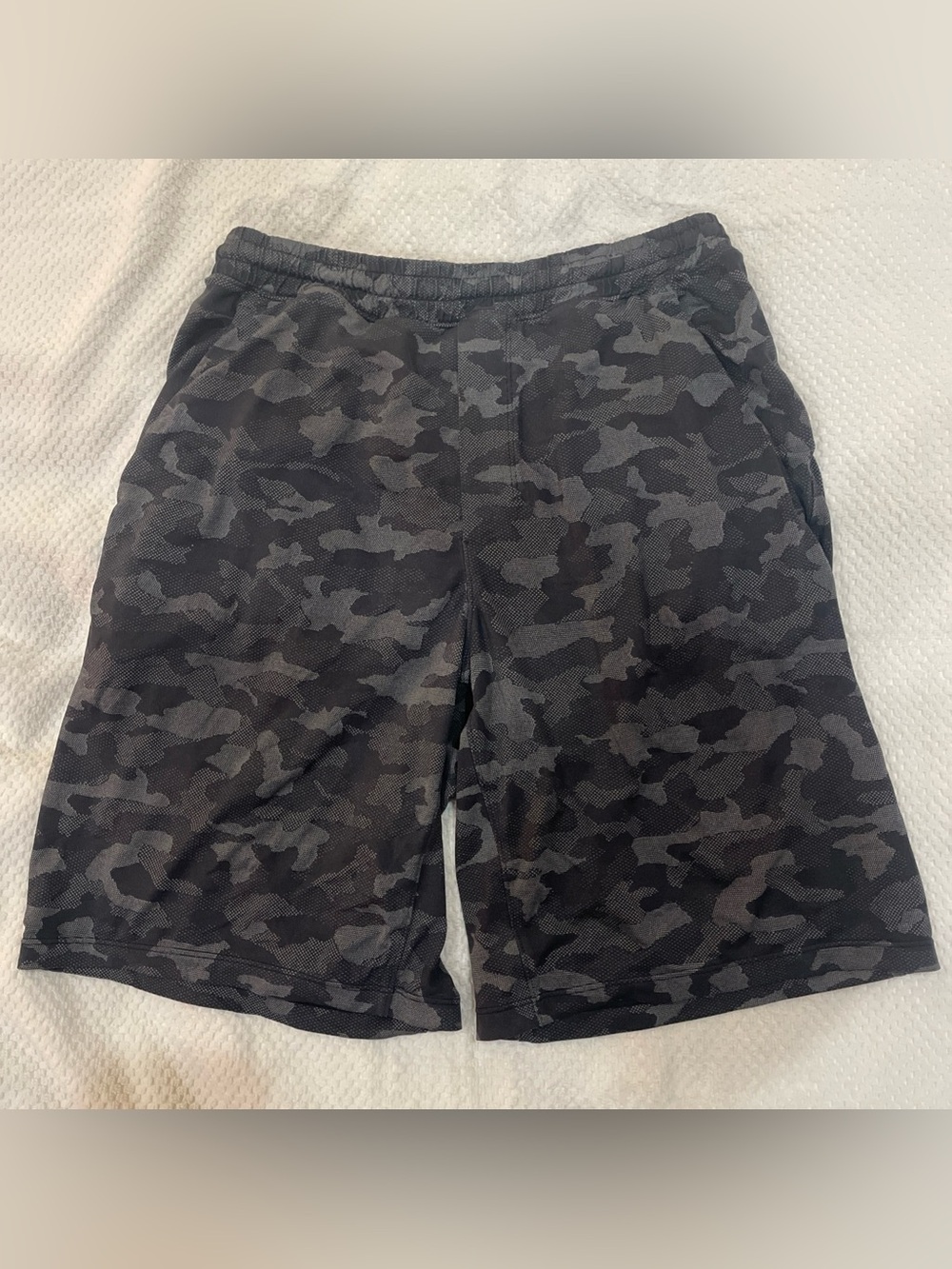 Lululemon Men’s Medium Black Gray Camo Athletic Shorts